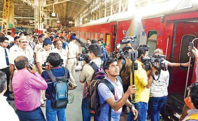 Mediapersons seen waiting for Shiv Sena MP Ravindra Gaikwad at Mumbai Central station. Pic/Bipin Kokate