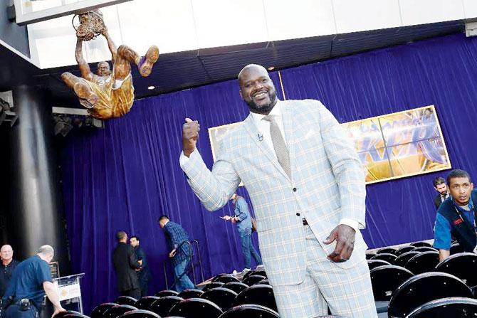 NBAâu00c2u0080u00c2u0088legend Shaquille O’Neal poses with the statue during the unveiling at Staples Center in Los Angeles, California, on Friday