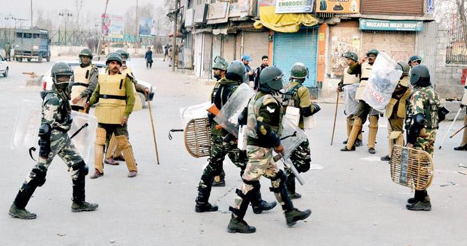 Security forces rush to the spot where terrorists ambushed police officers at Padgampora in Pulwama district