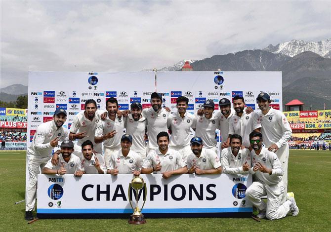 Indian team poses with the Border Gavaskar trophy after winning the series against Australia. Pic/PTI