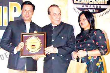 Madhur Bhandarkar receives Lifetime Achievement Award from Nari Hira