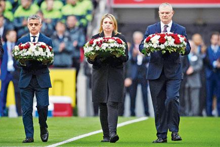Fans at Wembley pay tribute to victims of Westminster attack