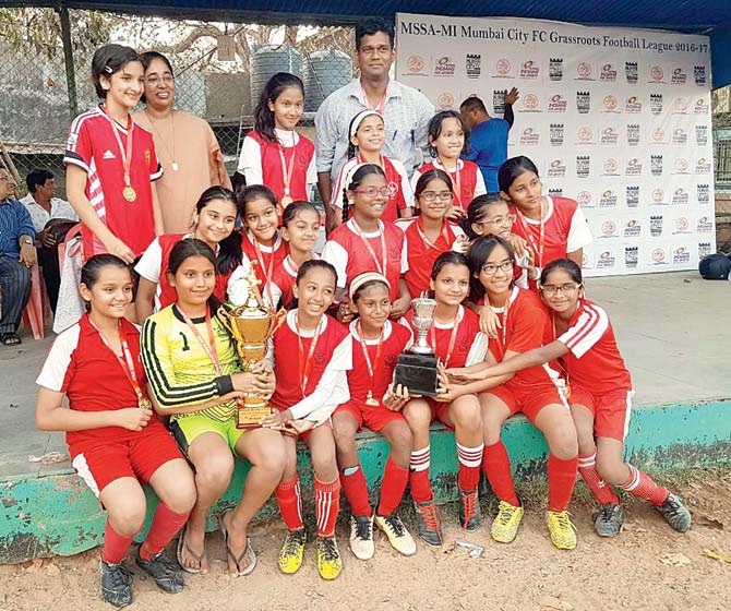 The victorious Smt RSB Arya Vidya Mandir U-12 football team