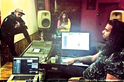 'Gully Boy' Ranveer Singh records 'mix' with Anushka Manchanda at a studio