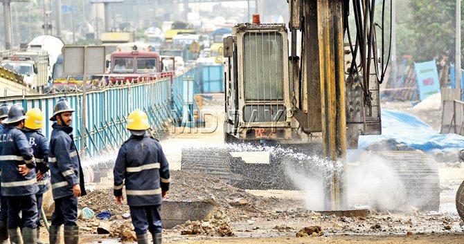 CNG pipeline leaks near Pushpa Park in Malad. Pic/ Nimesh Dave
