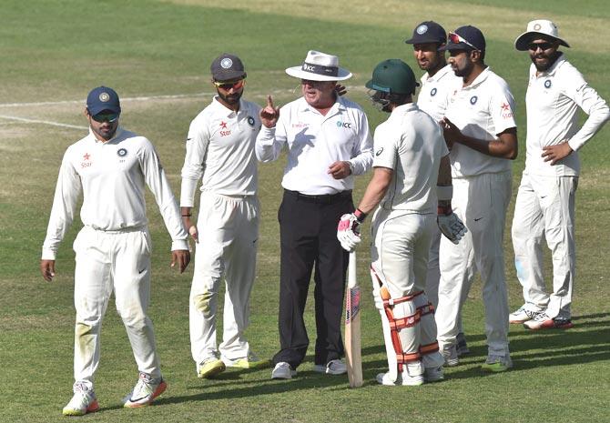  Umpire talking to India