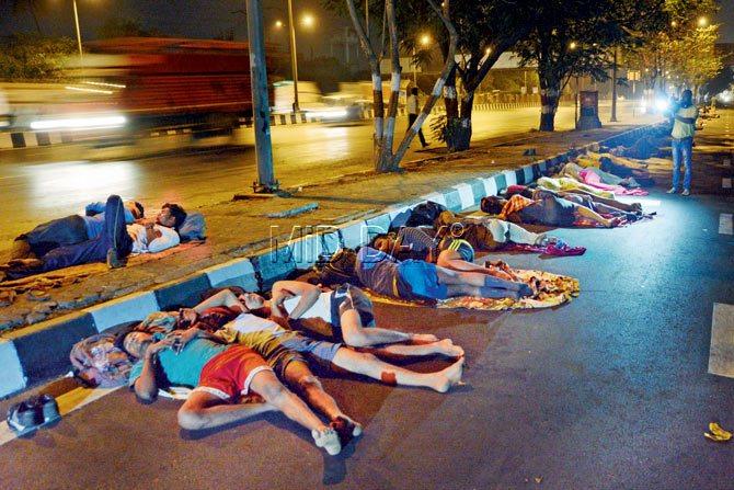 Candidates sleeping on the road in Vikhroli. Pic/ Satej Shinde
