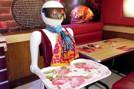 Pizzeria in Pakistan uses robot 'waitress'