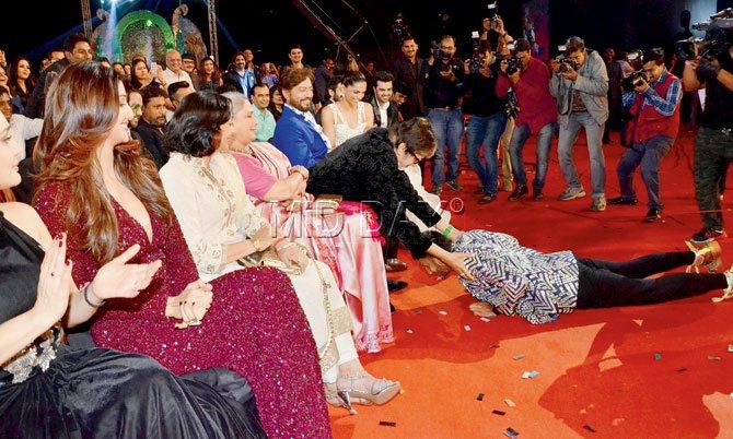 Ranveer Singh surprises Amitabh Bachchan by suddenly prostrating before him at an awards show in 2016. Pic/Yogen Shah