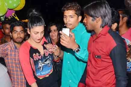 Li'l too close! Shruti Haasan gets mobbed by fans looking for selfie