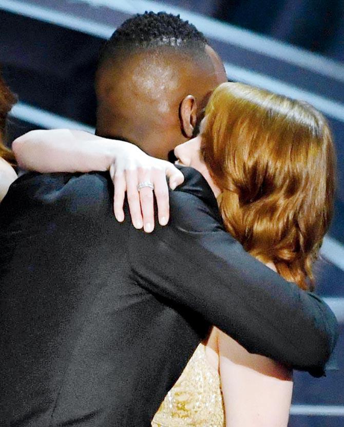 Emma Stone hugs Mahershala Ali after the goof-up is discovered
