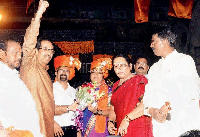 (From left) Shiv Sena leader Ramdas Kadam, Sena chief Uddhav Thackeray, mayor Vishwanath Mahadeshwar, deputy mayor Hemangi Worlikar, Sena leaders Neelam Gorhe, Aadesh Bandekar and Arvind Sawant. Pics/Bipin Kokate
