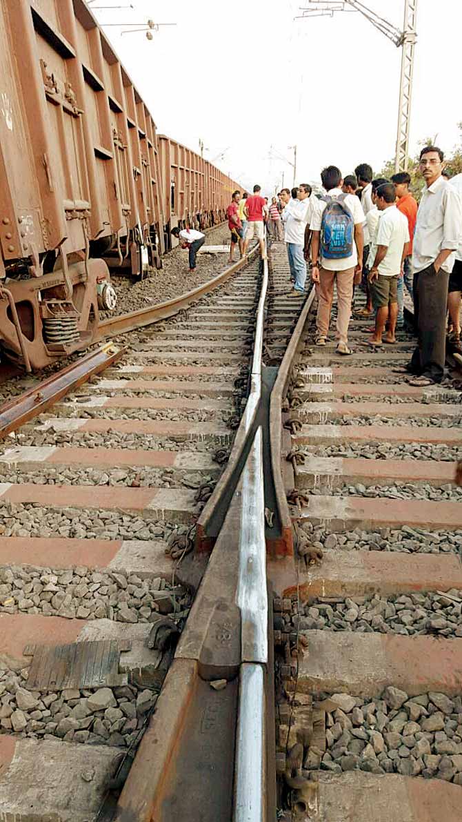 Three wagons of the train jumped tracks at Saphale