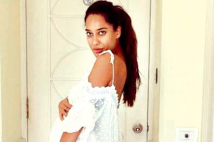 Lisa Haydon's latest picture flaunting her baby bump is too hot to handle!