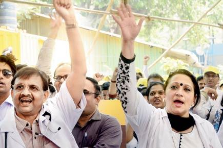 Angry doctors protest at Azad Maidan; ask for antidote to assaults