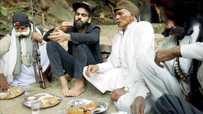 Ramesh Singh Sikarwar (right), who cooked a meal which included Dal Baati. Pics courtesy/101INDIA