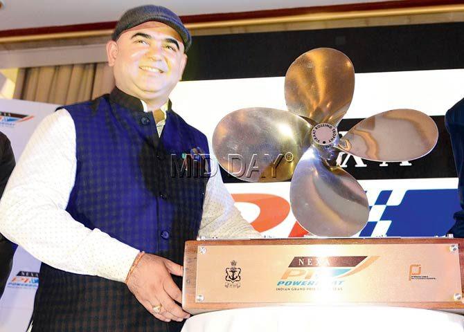 Tourism Minister Jairam Rawal unveils the NEXA P1 Powerboat trophy, a propellor from Indian Navy aircraft carrier INS Viraat. Pic/Suresh Karkera
