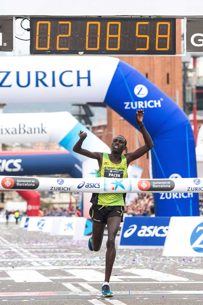 Winner Kenyan athlete Jonah Kipkemoi Chesum crosses the finish line of Barcelona