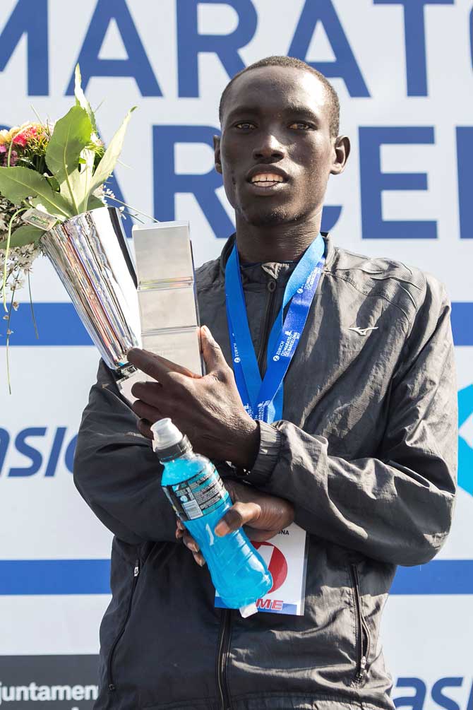 Winner Kenyan athlete Jonah Kipkemoi Chesum poses with his trophy on the podium of the Barcelona