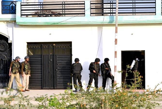 Uttar Pradesh Anti Terror Squad personnel take positions during their operation against a suspected terrorist holed up inside a building in the Thakurganj area of Lucknow. Pics/PTIUttar Pradesh Anti Terror Squad personnel take positions during their operation against a suspected terrorist holed up inside a building in the Thakurganj area of Lucknow. Pics/PTI