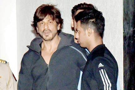 When paparazzi took Shah Rukh Khan by surprise!