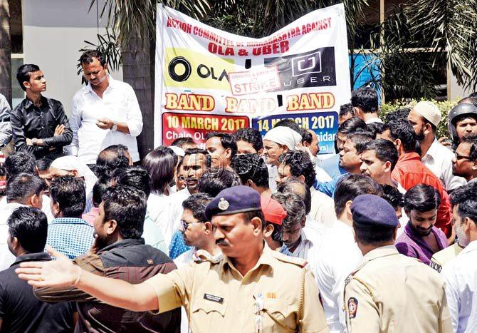 Yesterday’s protest was carried out by the drivers outside the Ola office in Chakala and continued outside the Uber office in Kurla’s Phoenix Marketcity Mall till around 2.30 pm. Pic/Nimesh Dave