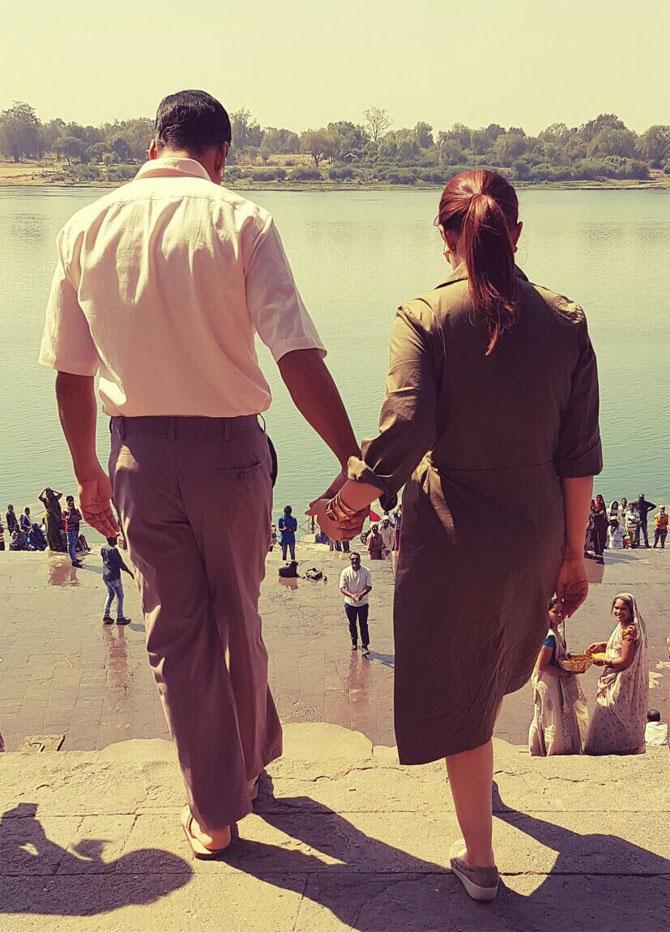 Akshay Kumar and Twinkle Khanna hold hands on the sets of 