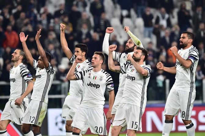 Juventus players celebrate with supporters after winning the UEFA Champions League football match Juventus vs FC Porto
