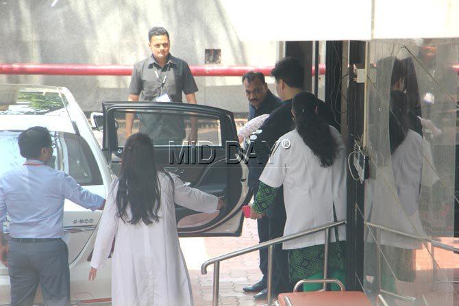 Karan Johar leaving a hospitl in Mumbai with his twins Yash and Roohi. Pic/Yogen Shah
