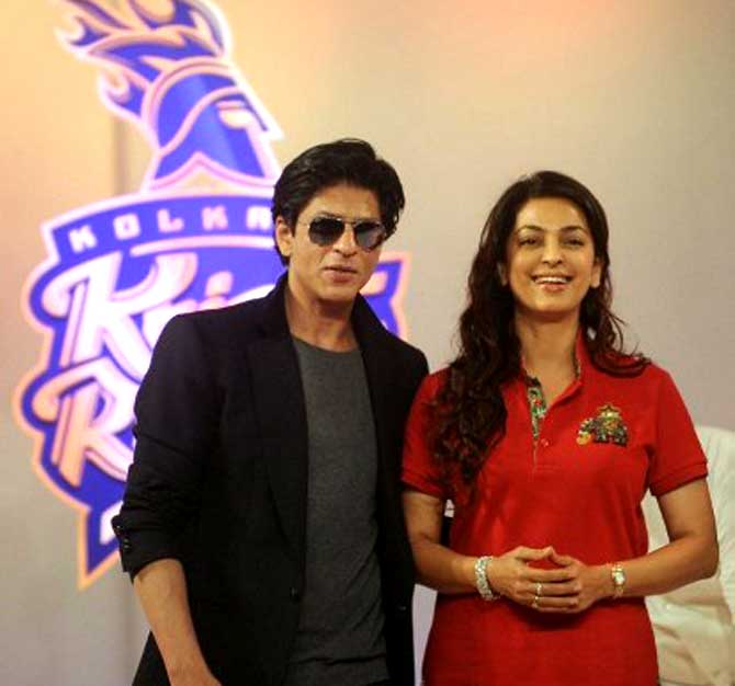 Shah Rukh Khan and Juhi Chawla 