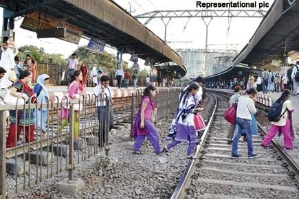 Mumbai: Quick-thinking motorman saves life of woman crossing tracks 