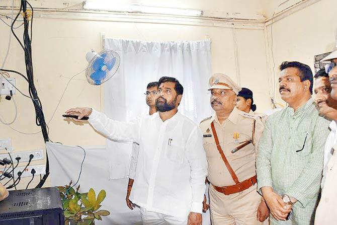 Cabinet minister Eknath Shinde inaugurates CCTVs at Thane jail