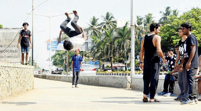 A parkour artiste attempts a stunt on Carter Road Promenade. Pic/Shadab Khan