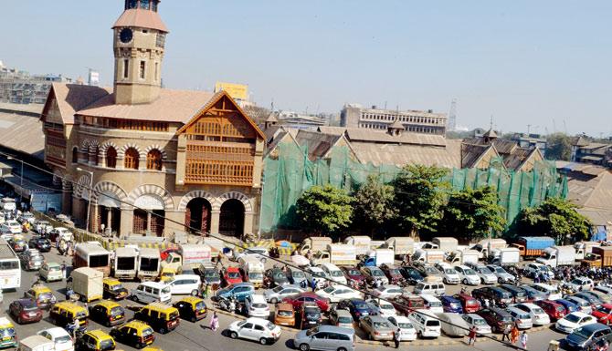 Cops had been keeping a watch on the parking lot in Crawford Market after receiving complaints. FILE PIC