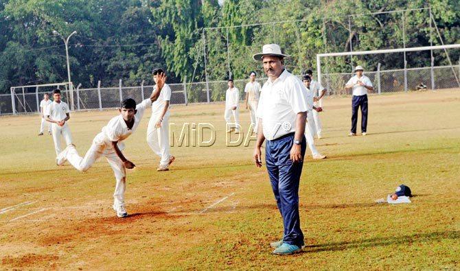 Mobin Shaikh (right) supervises a bowler at the Mumbai Cricket Association’s Summer Vacation Camp at Ambarnath recently. Pic/Datta Kumbhar
