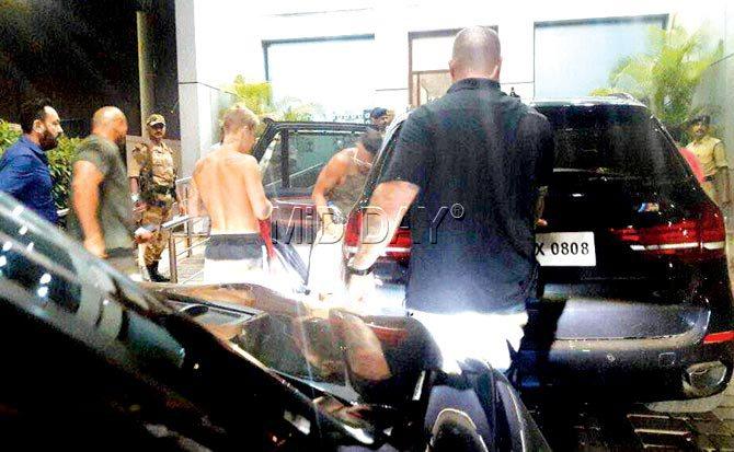 Bieber at the airport’s Kalina Gate, in what seemed like his departure from city. Pic/Yogen Shah