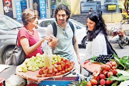 Ayan Mukerji goes shopping for fruits with friends