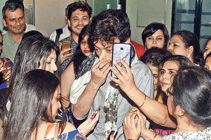 Irrfan Khan gets mobbed by female fans at 'Hindi Medium' screening