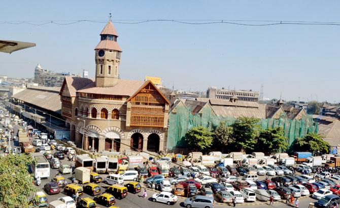 Crawford Market opened its doors in 1869 and was renamed Mahatma Phule Mandai after India gained independence