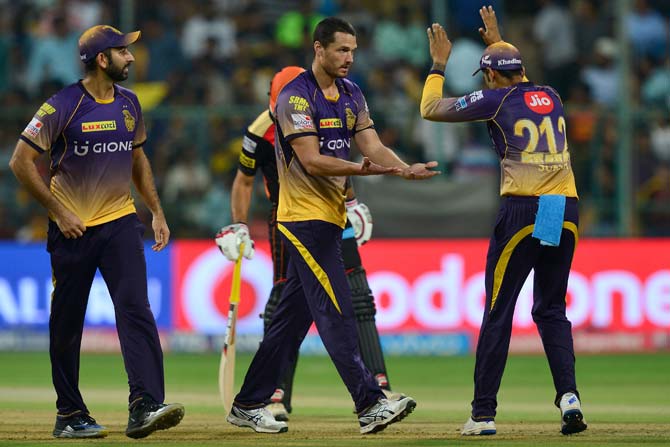 Nathan Coulter Nile (C) celebrates with team mates the dismissal of Sunrisers Hyderabad batsman Chris Jordan. Pic/ AFP