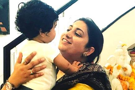 Here's an adorable photo of Smriti Irani meeting Tusshar Kapoor's son