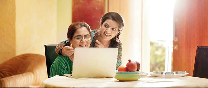 Reema Lagoo with Aditi Mittal in the song they shot together in 2015