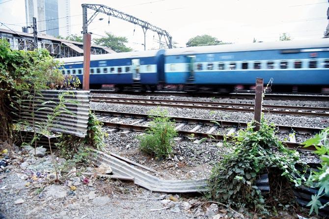 File photo of a train passing through Kanjur Marg railway station