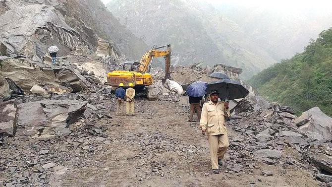 Rescue work in progress after a landslide near Hathi Parvat ,Vishnuprayag on the Badrinath route, Uttarakhand on Saturday. Hundreds of pilgrims are feared stranded. Pic/PTI