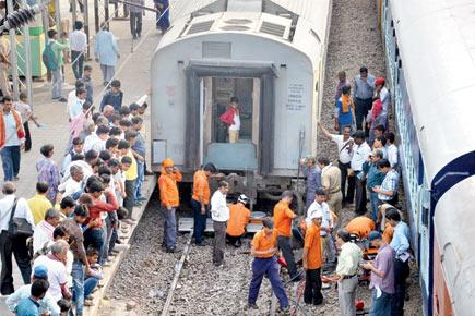 Mumbai-Lucknow express derails at Unnao; all passengers safe