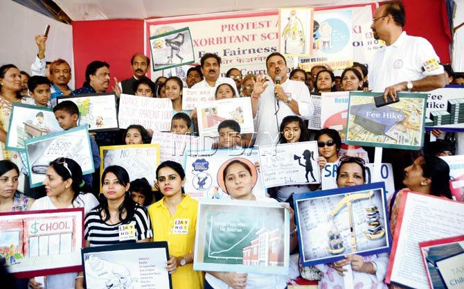 Sanjay Nirupam joined the protest with students and parents against fee hike at Azad Maidan on Sunday.Pic/Bipin Kokate