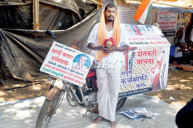Vijay Jadhav is going to protest at Azad Maidan till Tuesday. Pic/Datta Kumbhar