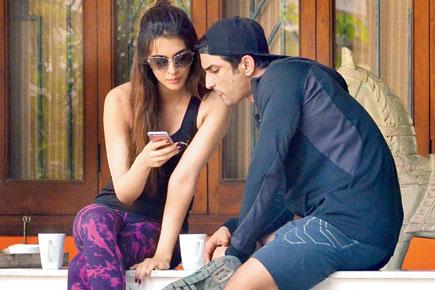 What is Kriti Sanon showing Sushant Singh Rajput on her phone?