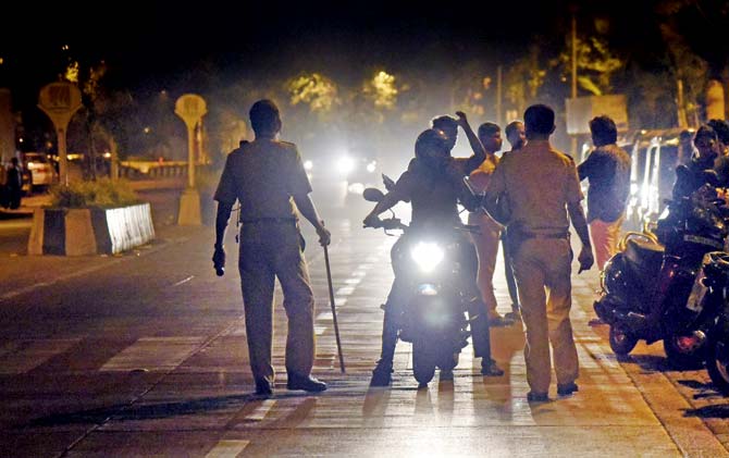 Cops during the nakabandi at Carter Road last night. Pic/ Pradeep Dhivar