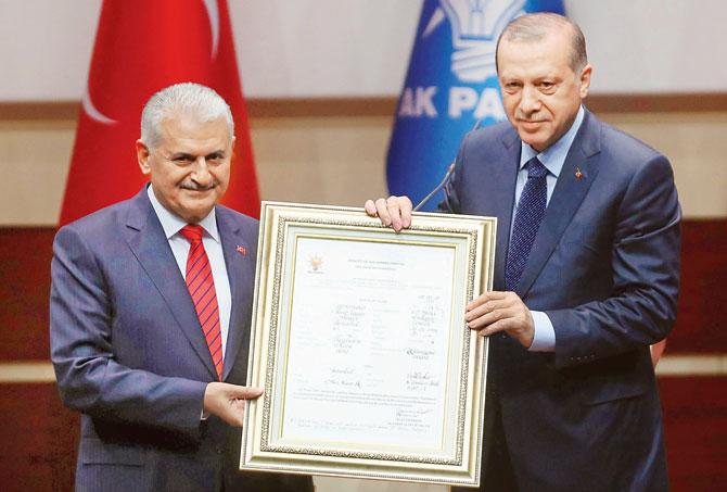 Recep Tayyip Erdogan (R) and Turkish PM Binali Yildirim
